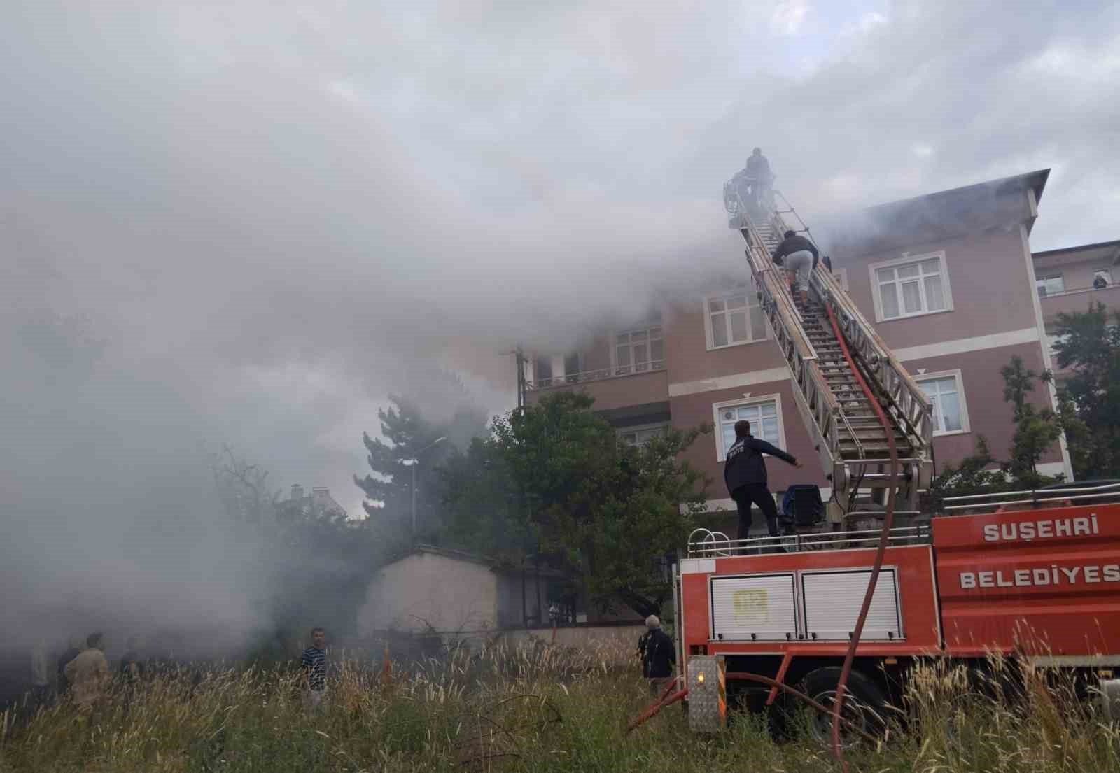 Uzmanı uyardı: "Çatı aralarına bırakılan eşyalar yaz aylarında yangına davetiye çıkartıyor"