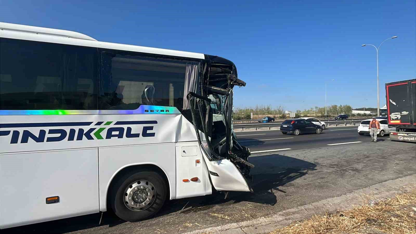 TEM’de yolcu otobüsü kamyona çarptı: 1’i ağır 7 yaralı
