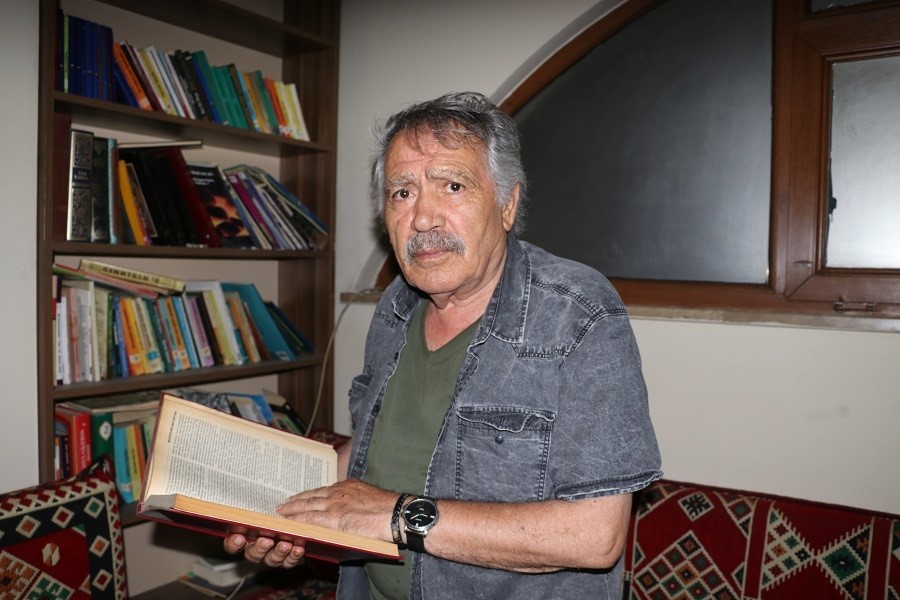 Erzincan&rsquo;da camiler kitapla buluştu: Hem &ccedil;ay yudumluyorlar hem kitap okuyorlar
