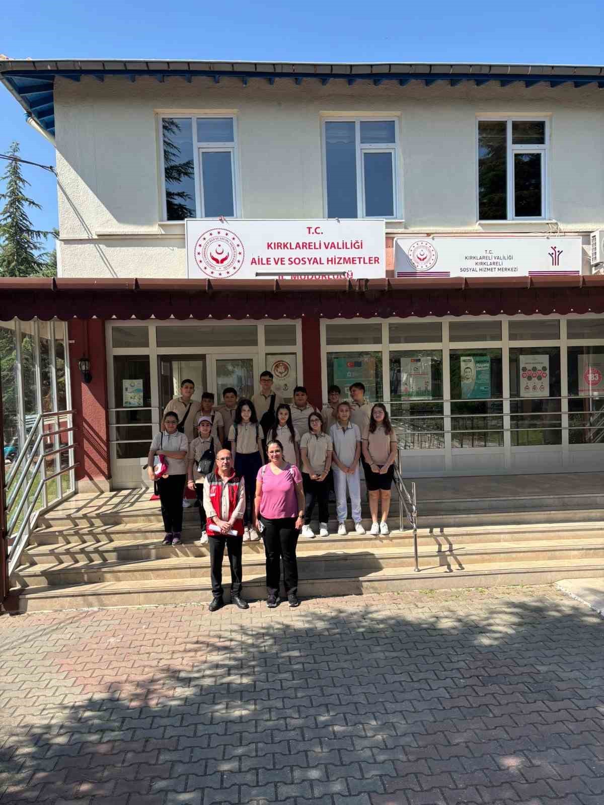 81 ilde &ouml;ğrencilerden Sosyal Hizmet Merkezlerine ziyaret
