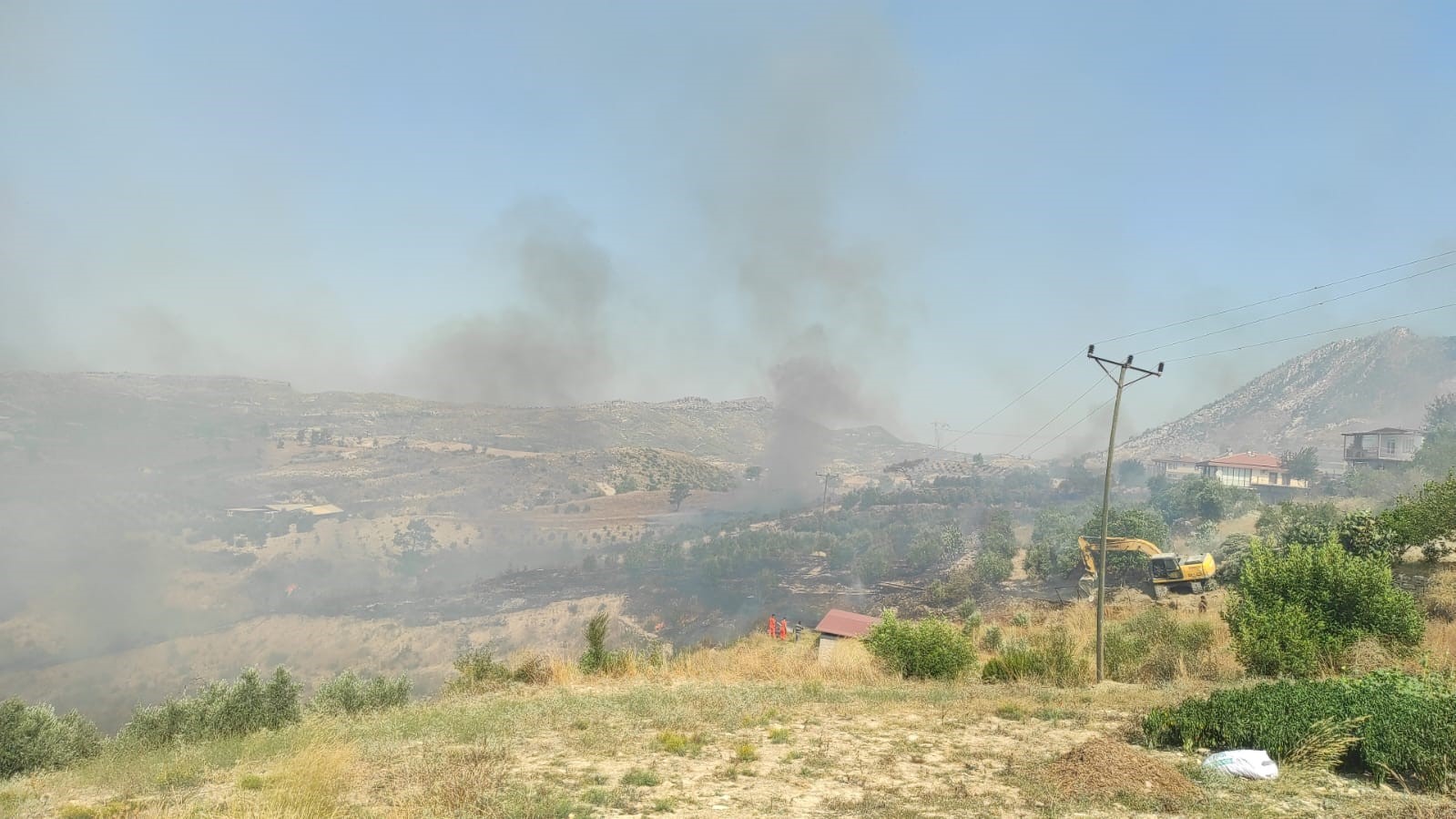 Antalya&rsquo;da evlere yakın b&ouml;lgede yangın
