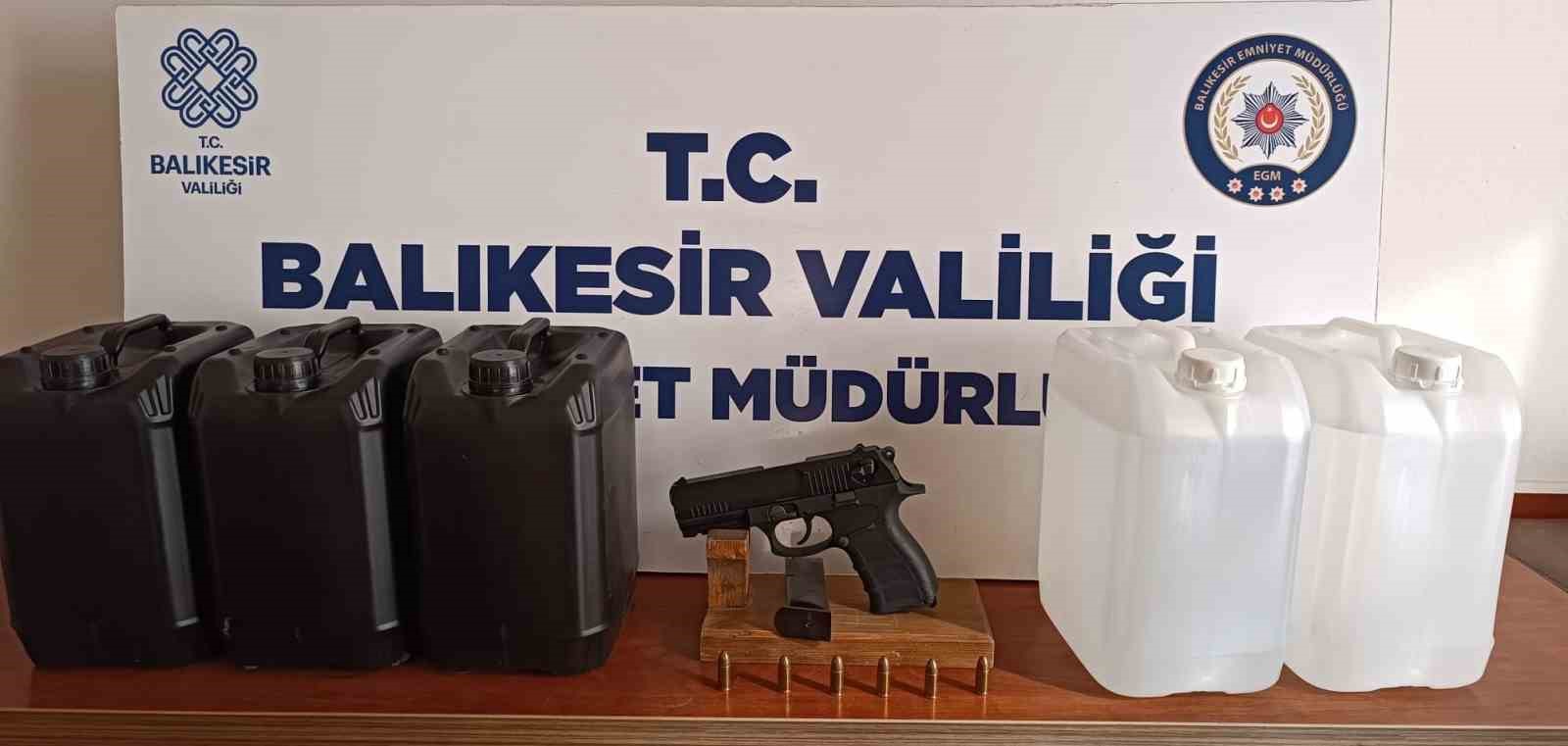 Bandırma’da ruhsatsız silah ve etil alkol ele geçirildi