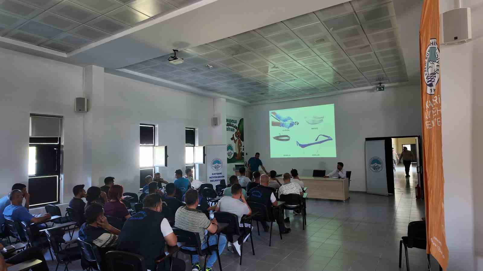 İlçe belediyelerine sokak hayvanlarını toplama eğitimi ve mama desteği