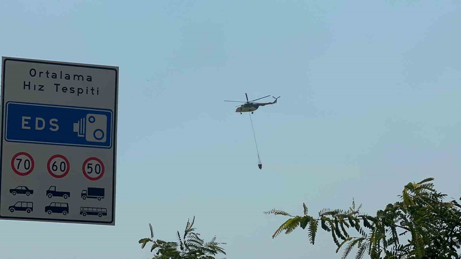 Yangın turizm yolunu kapattı, ekipler ve halk alevlere karşı m&uuml;cadele ediyor 