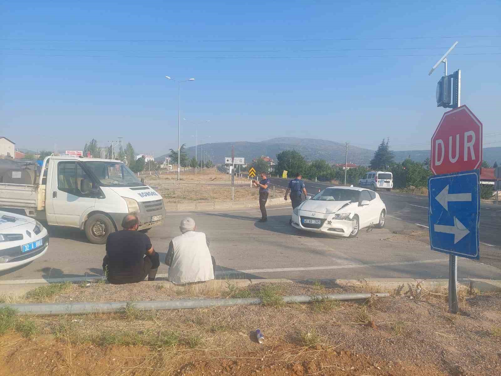 Isparta’da kamyonet ile otomobil çarpıştı: 1 yaralı