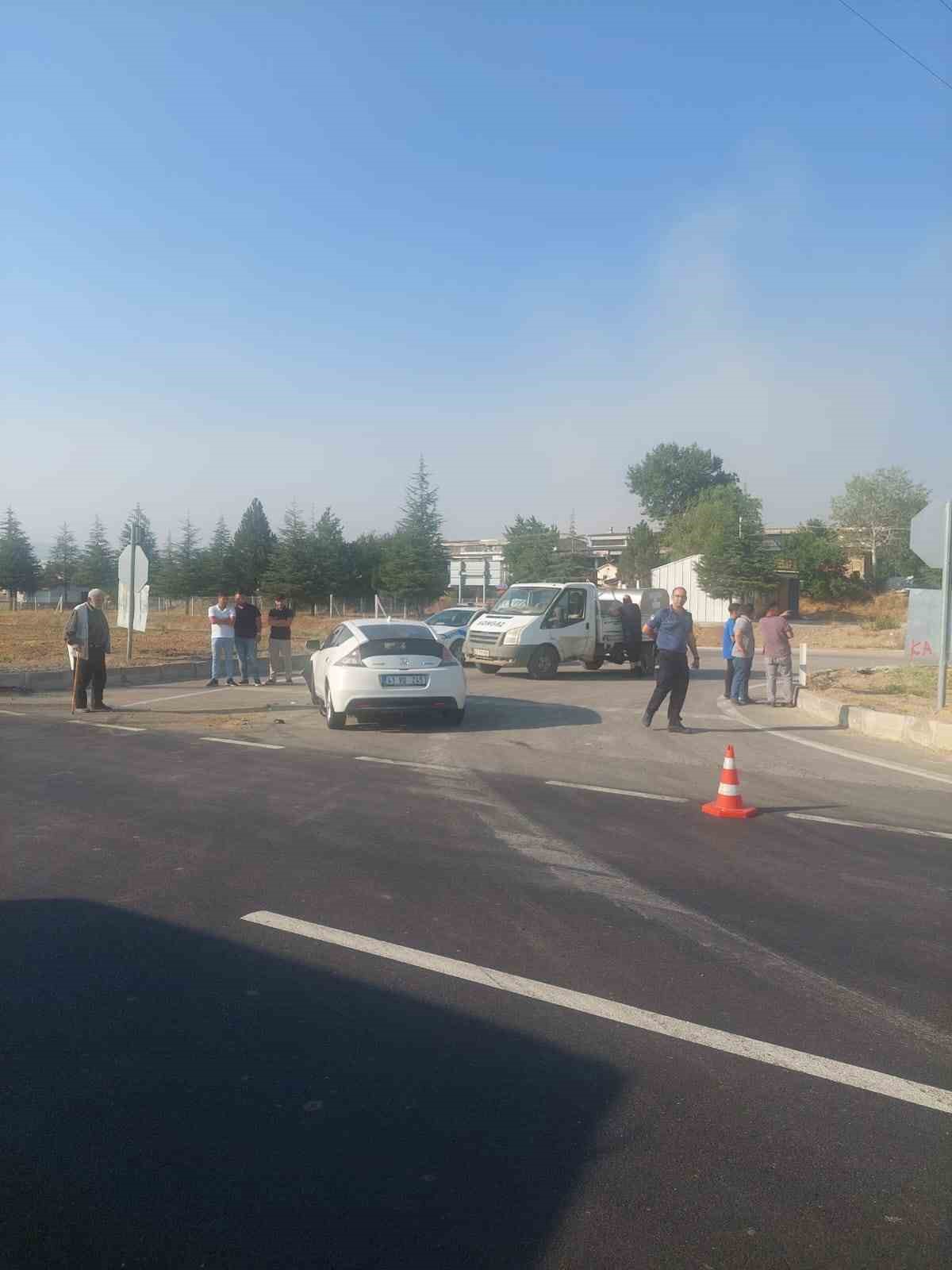 Isparta&rsquo;da kamyonet ile otomobil &ccedil;arpıştı: 1 yaralı
