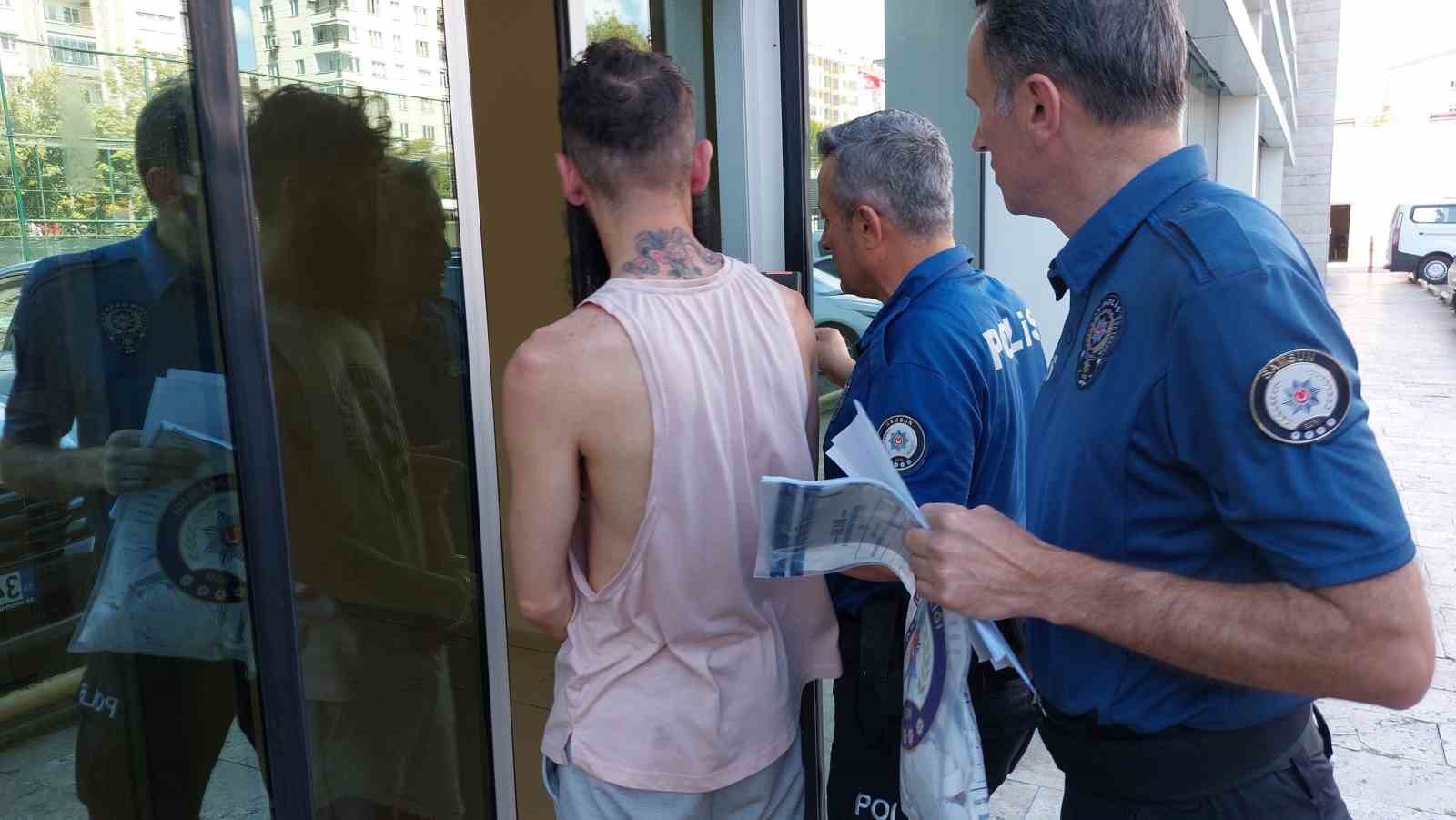 Sevgilisinin akrabasını bı&ccedil;akladı
