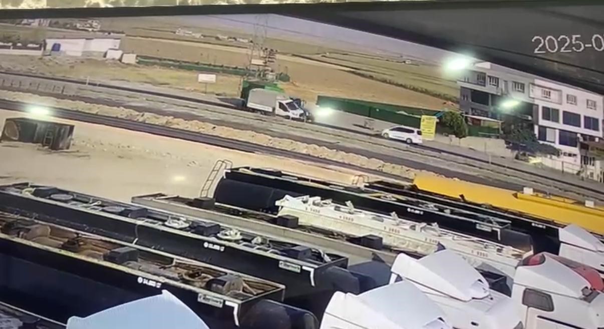 Batman’da kamyonet ile traktörün çarpıştığı kaza kamerada