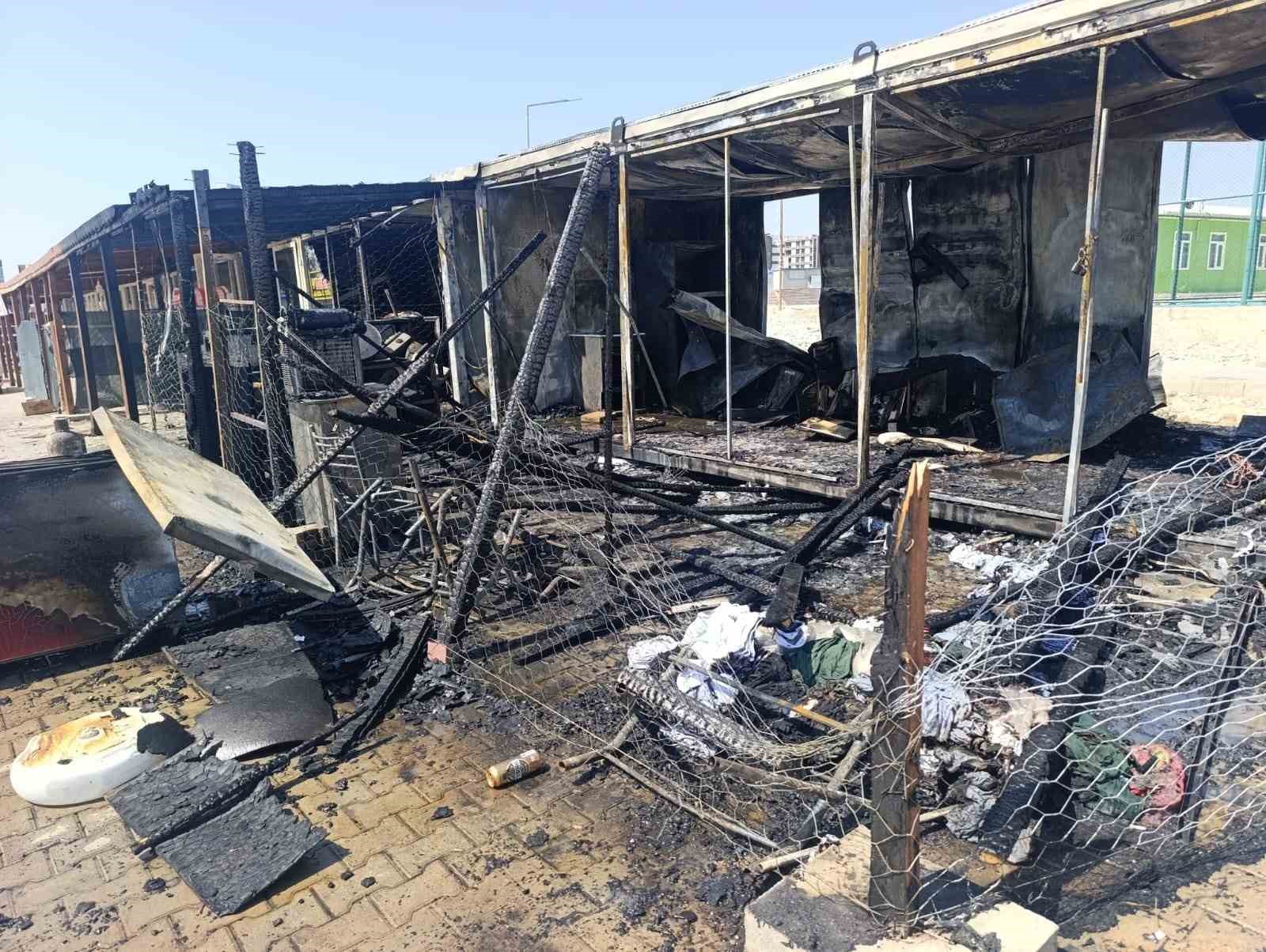 İki iş yeri yanarak kullanılamaz hale geldi