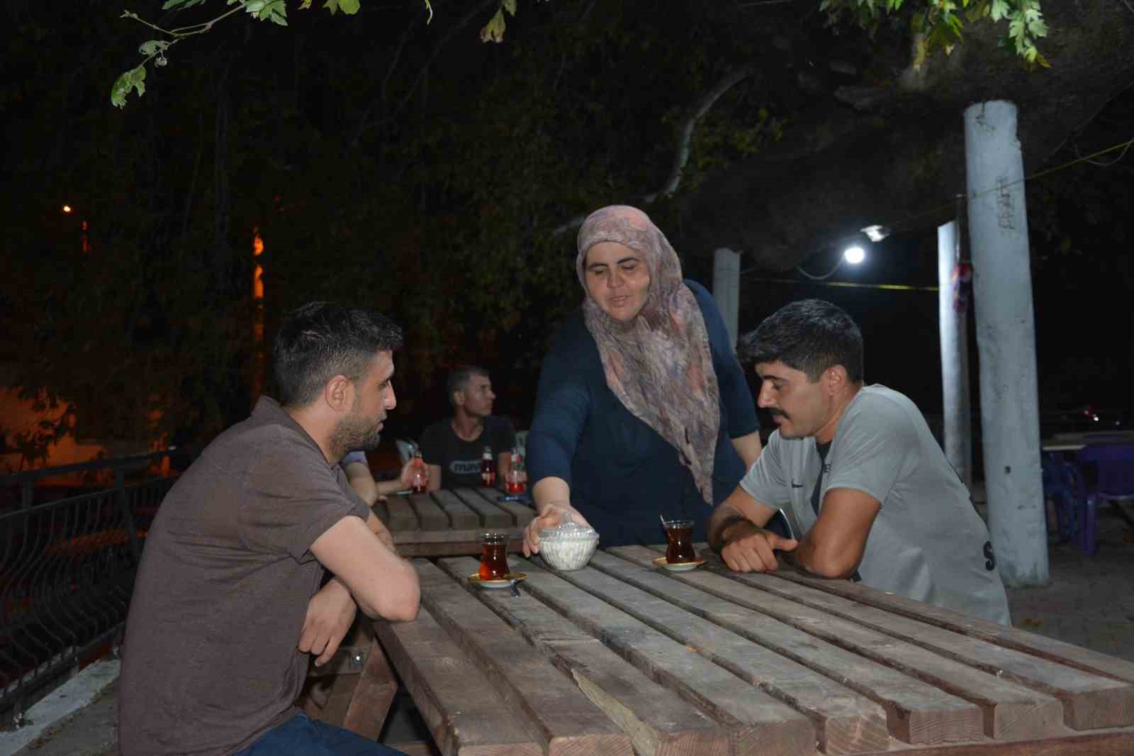 Demirci’de 2 bin yıllık anıt çınarda odun ateşinde çay