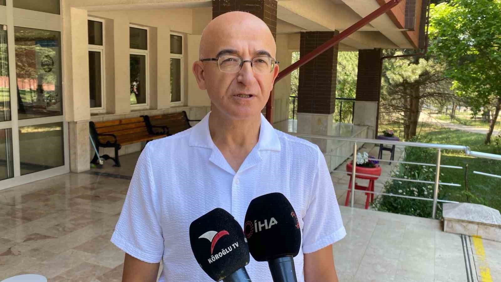 Atık malzemeler renkli çiçekliğe dönüştü
