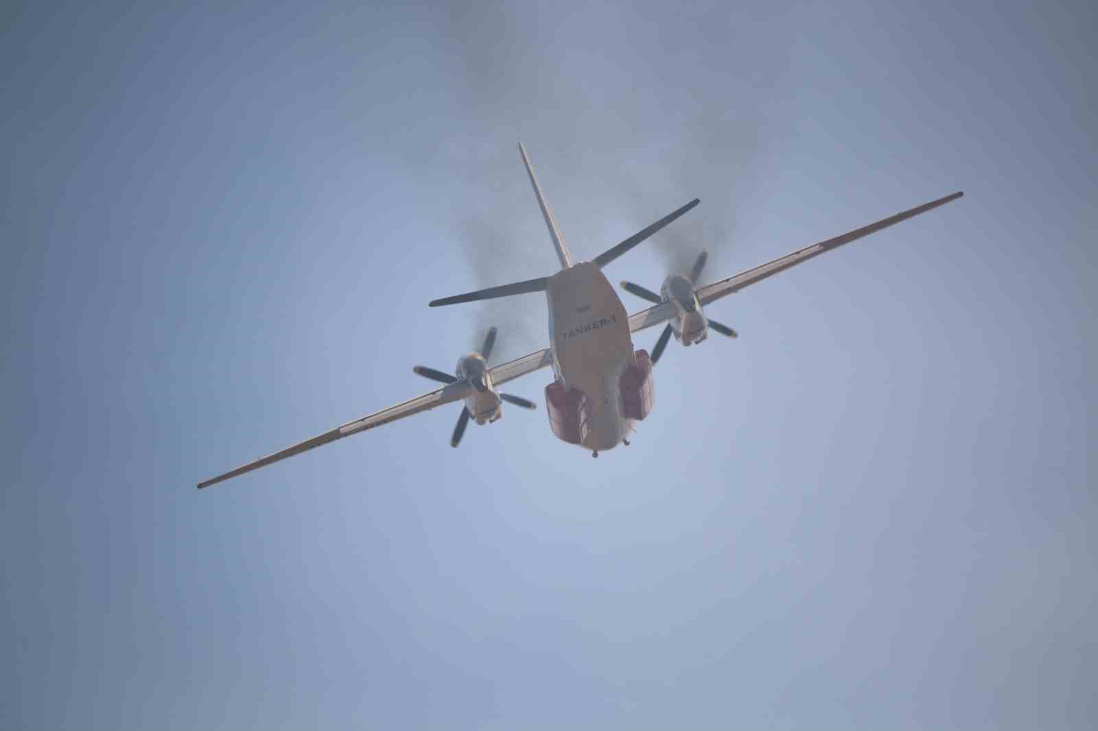 Şiddetli rüzgar alevleri yerleşim yerine yaklaştırmaya devam ediyor