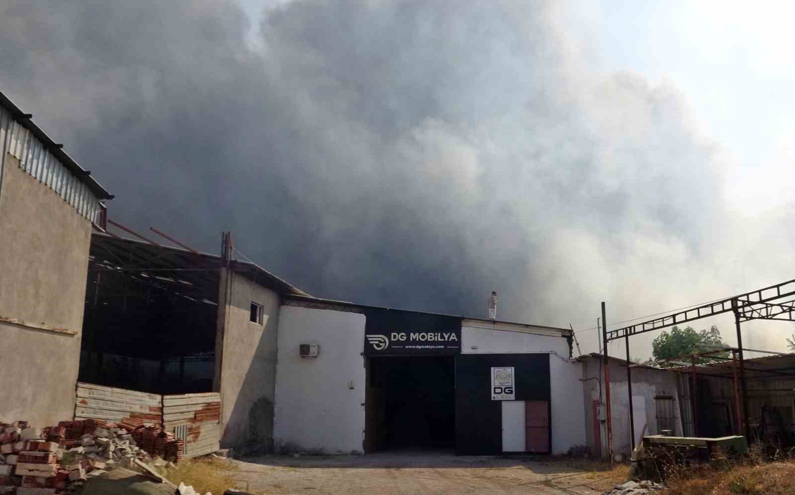 Antalya’da bir ev ve depo alevlerin arasında kaldı
