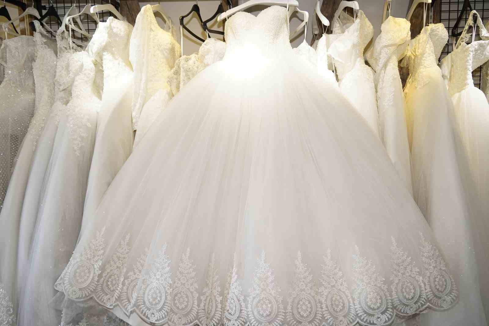 Yunusemre Belediyesinin gelinlik mağazası hizmeti sürüyor