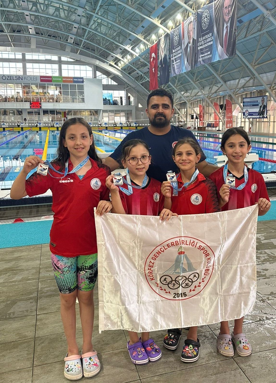 K&ouml;rfez Gen&ccedil;lerbirliği y&uuml;z&uuml;c&uuml;lerinden 12 madalya
