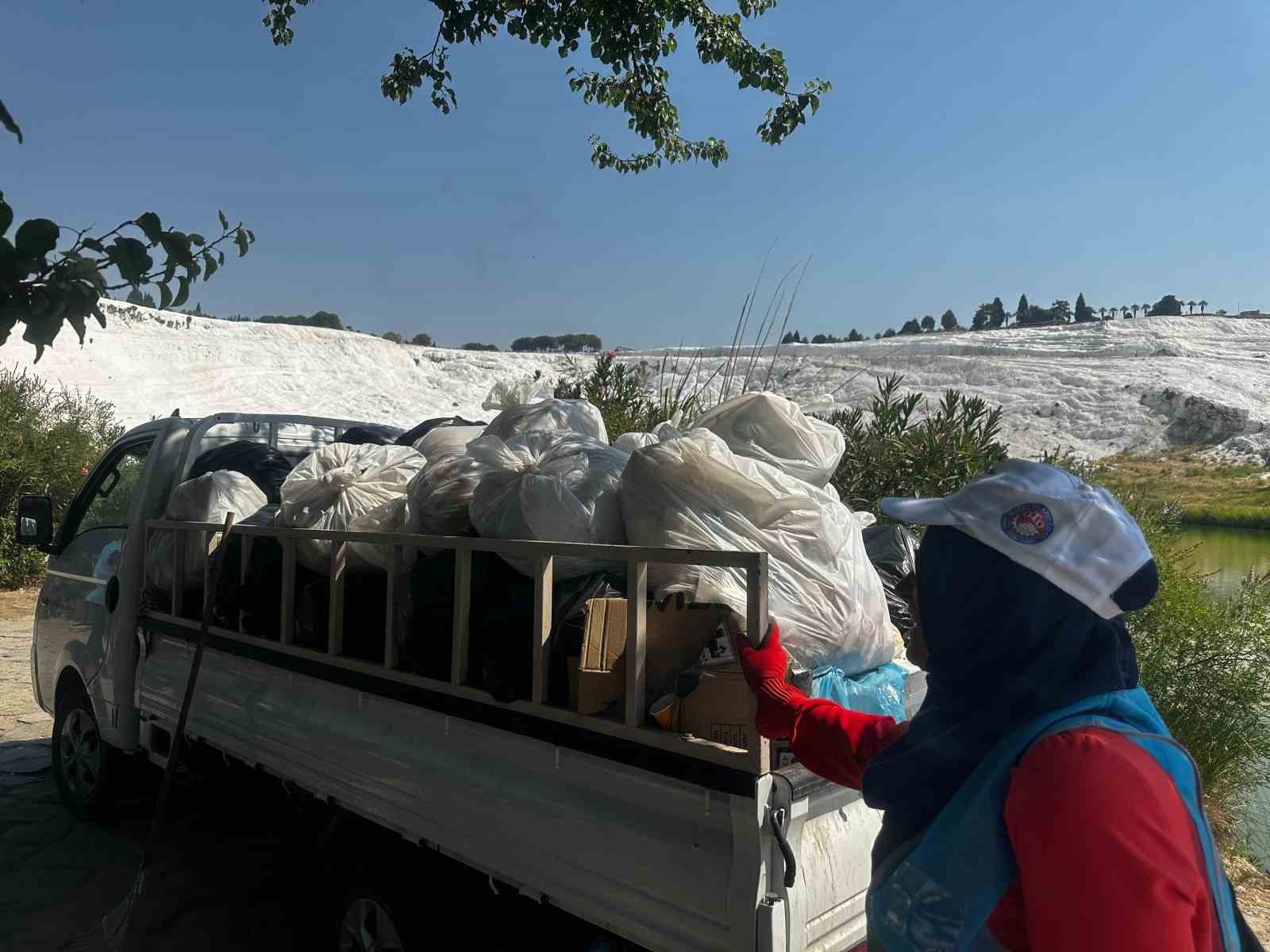 Pamukkale denetimli serbestlik y&uuml;k&uuml;ml&uuml;leri tarafından temizlendi
