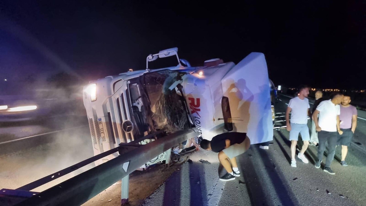 Bariyer tıra ok gibi saplandı: 1 ölü