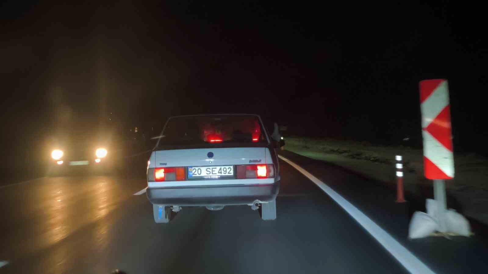 Ayaklarını pencereden çıkartarak tehlikeli yolculuk yaptığı anlar görüntülendi