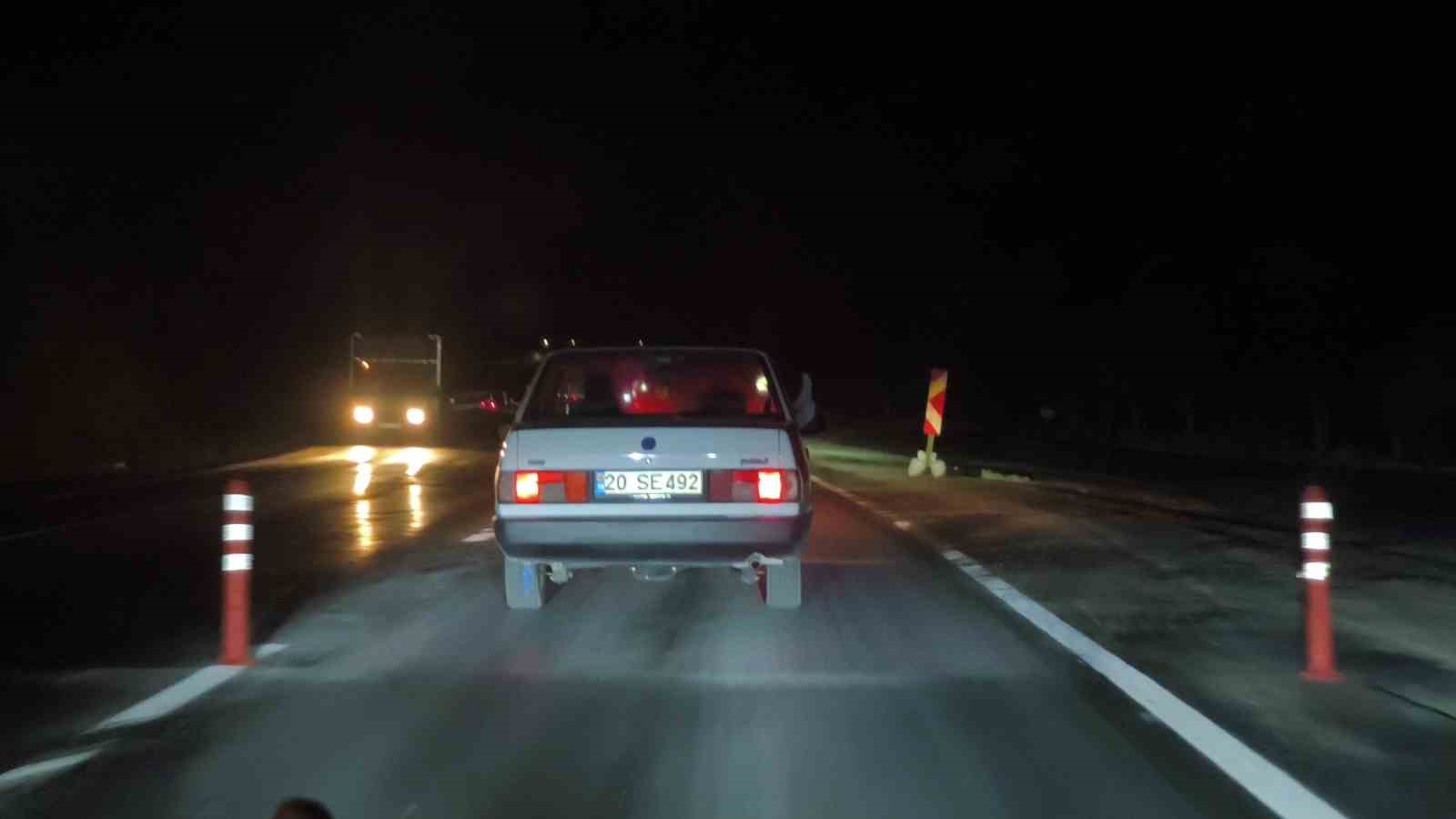 Ayaklarını pencereden &ccedil;ıkartarak tehlikeli yolculuk yaptığı anlar g&ouml;r&uuml;nt&uuml;lendi
