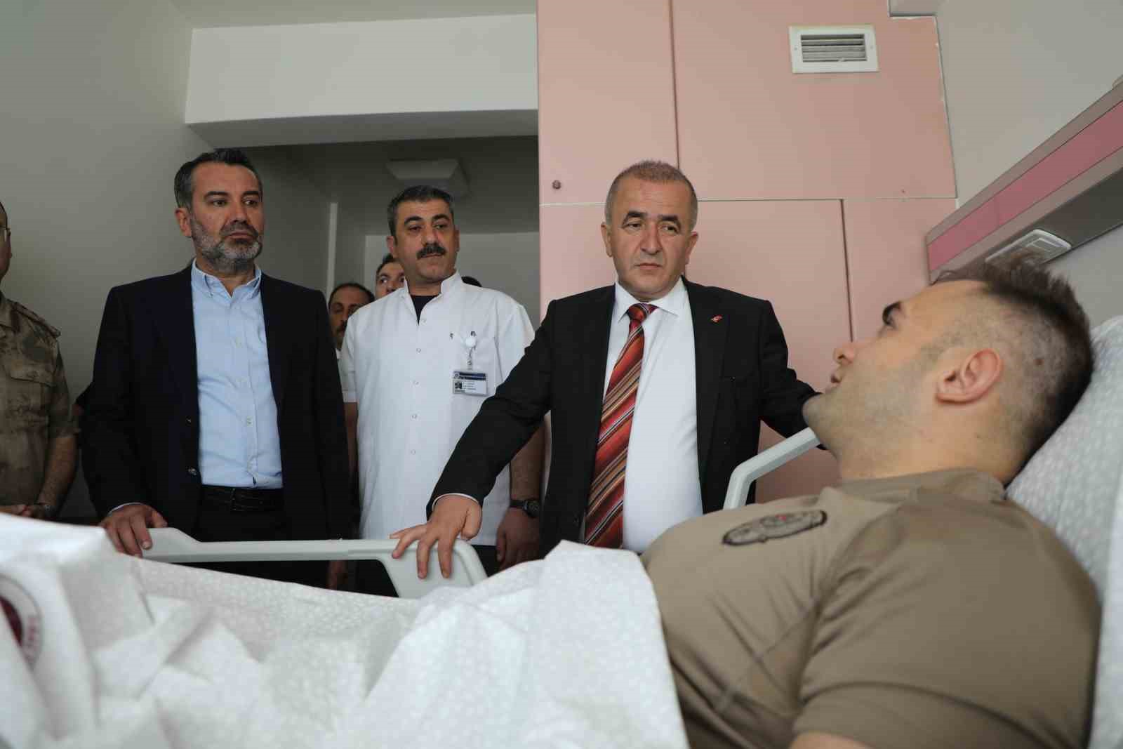 Elazığ&rsquo;da il protokol&uuml; &ccedil;atışmada yaralanan polisi ziyaret etti

