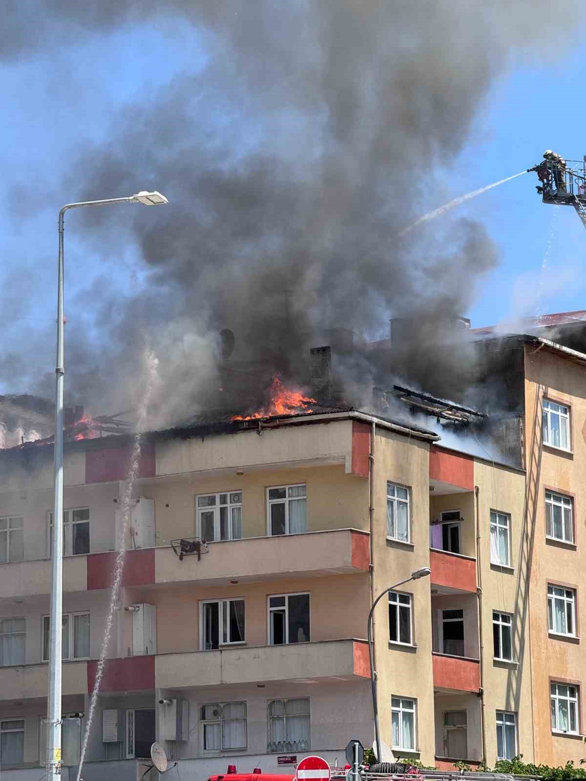 &Uuml;mraniye&rsquo;de binanın &ccedil;atısında &ccedil;ıkan yangın yandaki binaya da sı&ccedil;radı
