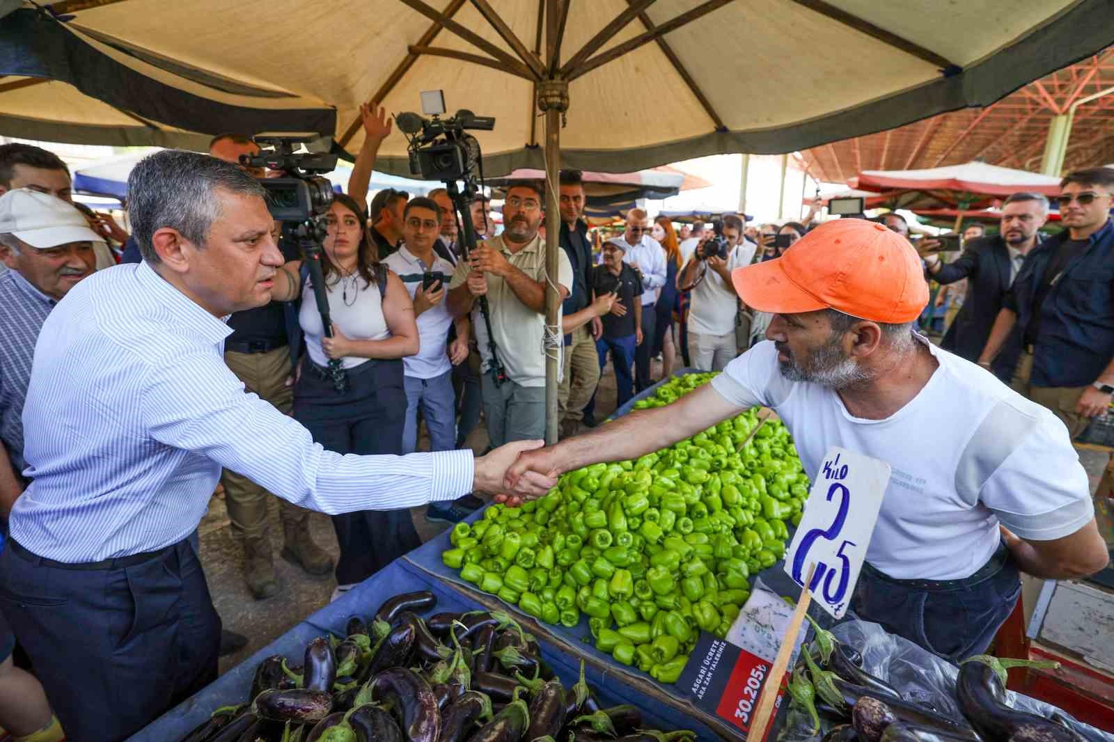 CHP Genel Başkanı Özel, Ankara’da semt pazarı ziyaret etti