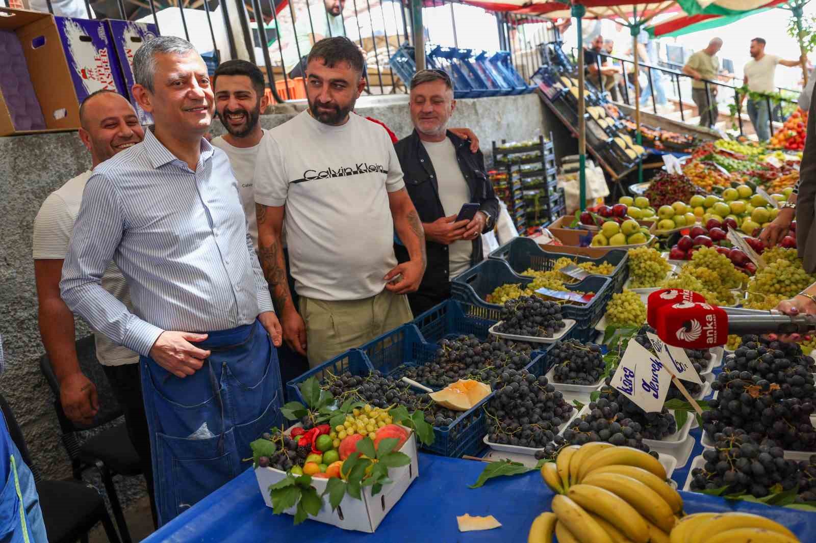 CHP Genel Başkanı &Ouml;zel, Ankara&rsquo;da semt pazarı ziyaret etti
