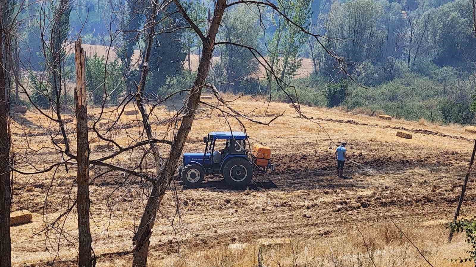 Tarım arazisinde çıkan yangın itfaiye ve çiftçilerin yoğun çabası sonucu söndürüldü