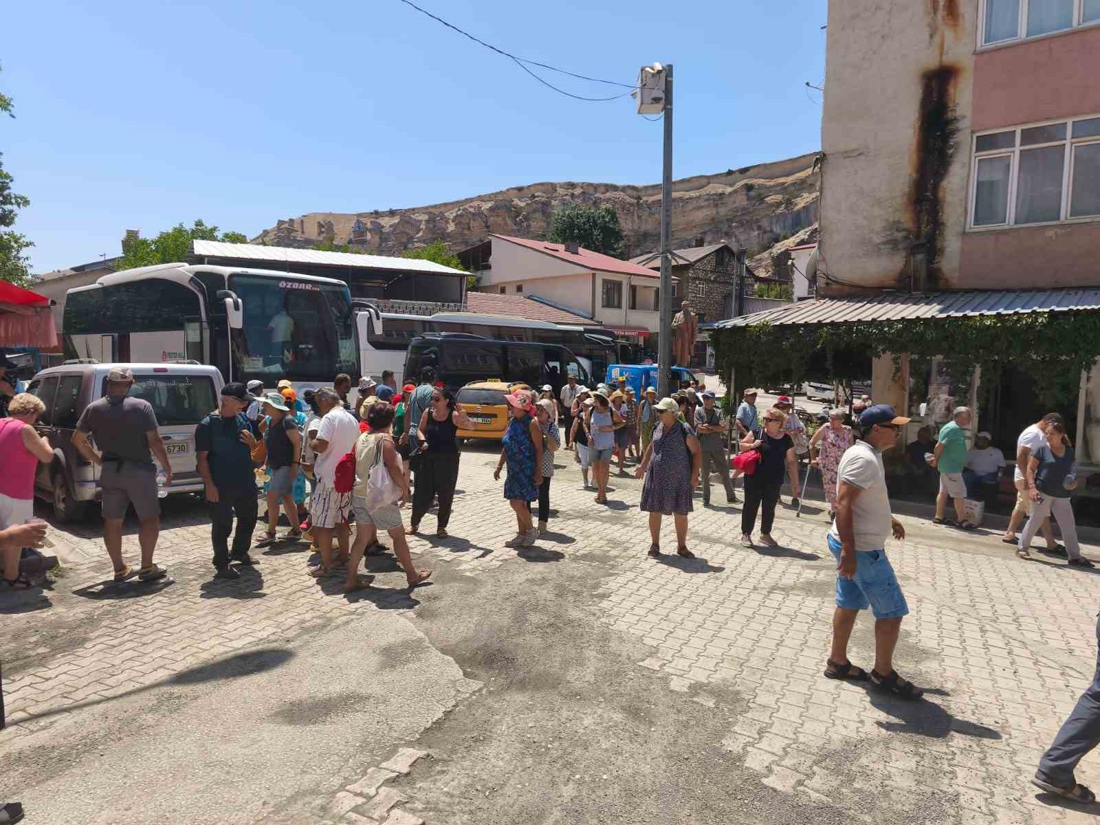 &Ccedil;emişgezek il&ccedil;esi yerli turistlerin g&ouml;zdesi oldu
