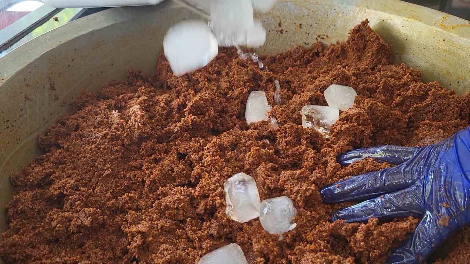 45 derece sıcakta çiğköfteler buzla yoğuruluyor