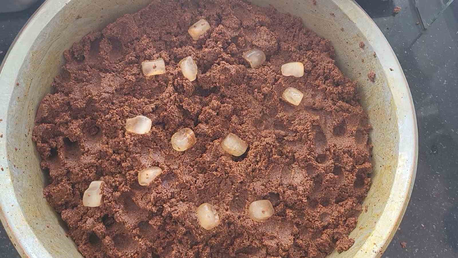 45 derece sıcakta çiğköfteler buzla yoğuruluyor