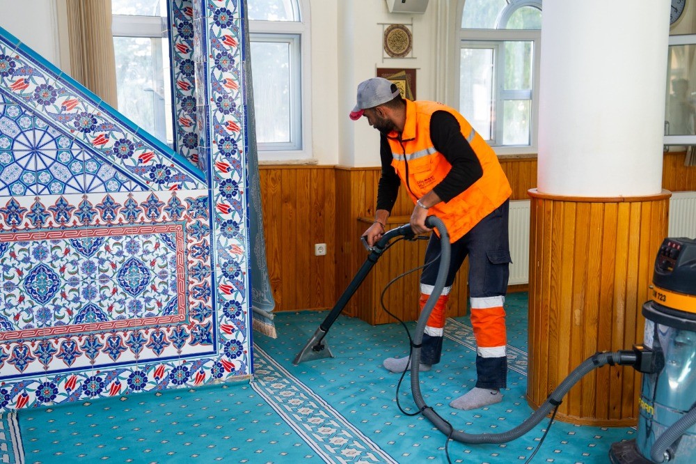 G&ouml;lbaşı Belediyesi temizlik &ccedil;alışmalarını s&uuml;rd&uuml;r&uuml;yor
