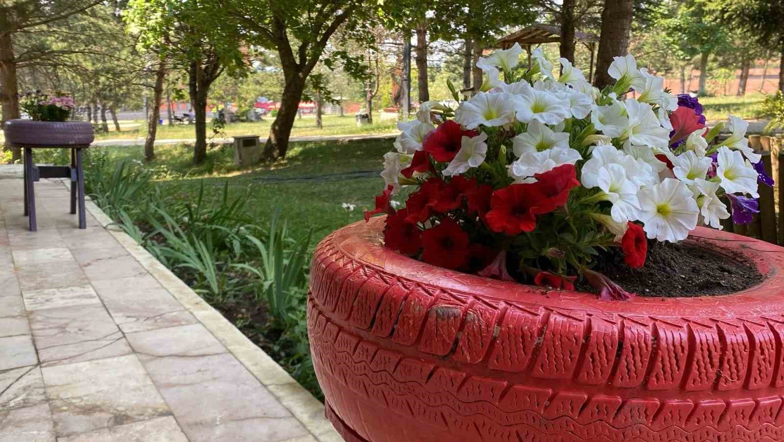 Atık malzemeler renkli çiçekliğe dönüştü