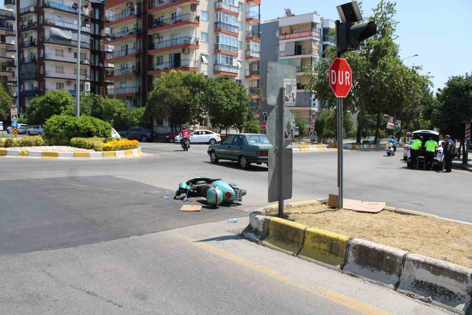 Otomobille çarpışan motosikletteki iki kişi yaralandı