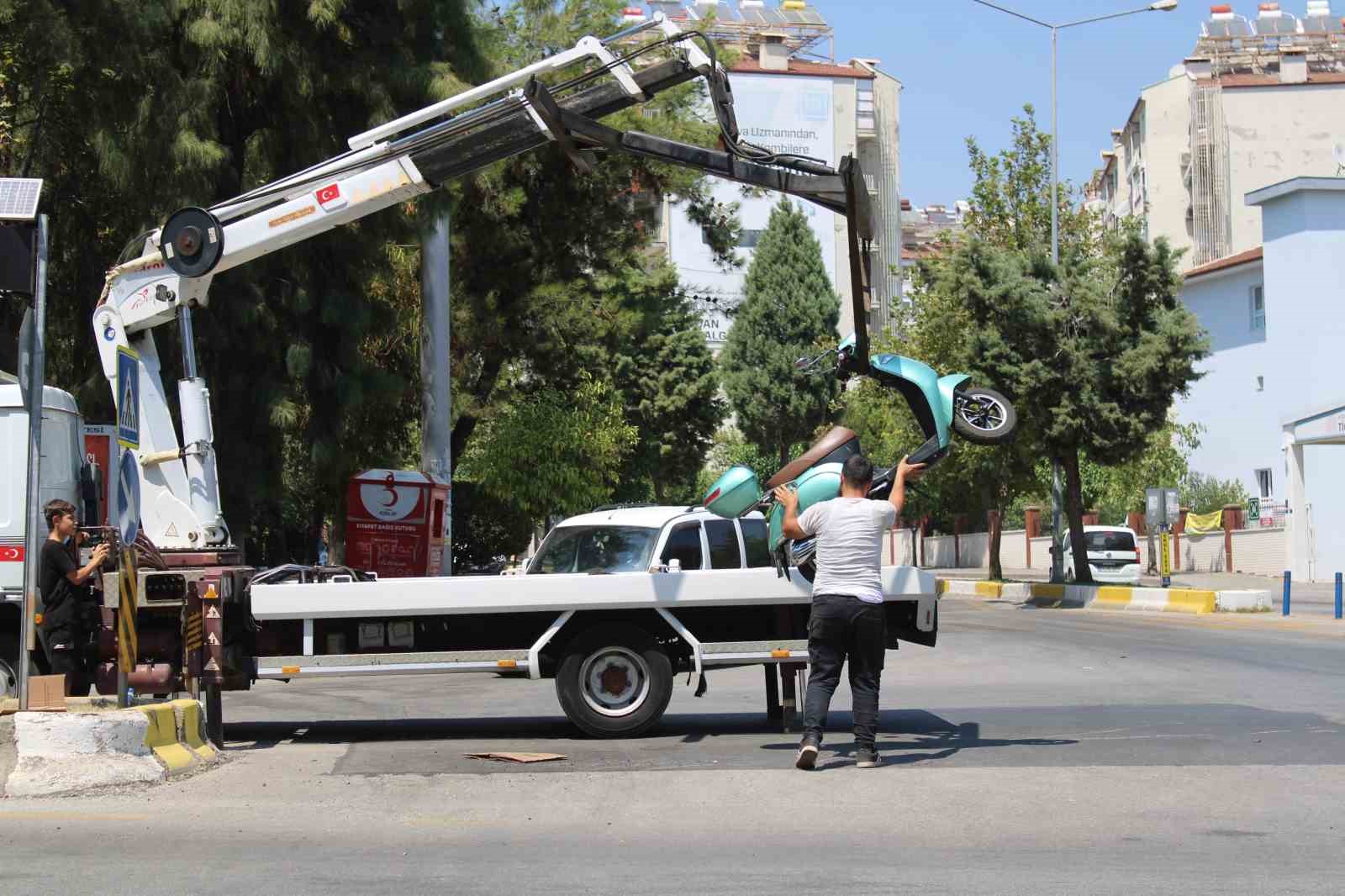 Otomobille çarpışan motosikletteki iki kişi yaralandı