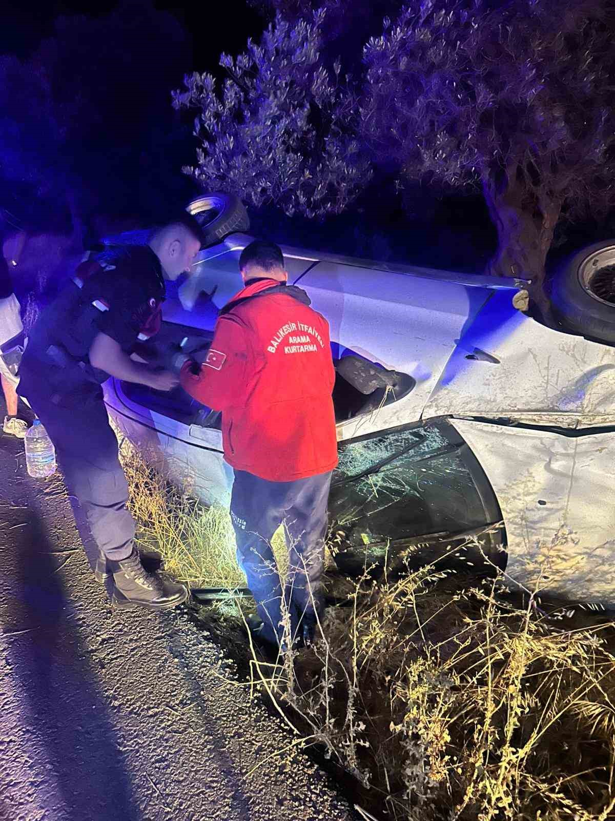 Burhaniye’de otomobil tek taraflı kazaya karıştı: 3 kişi yaralandı