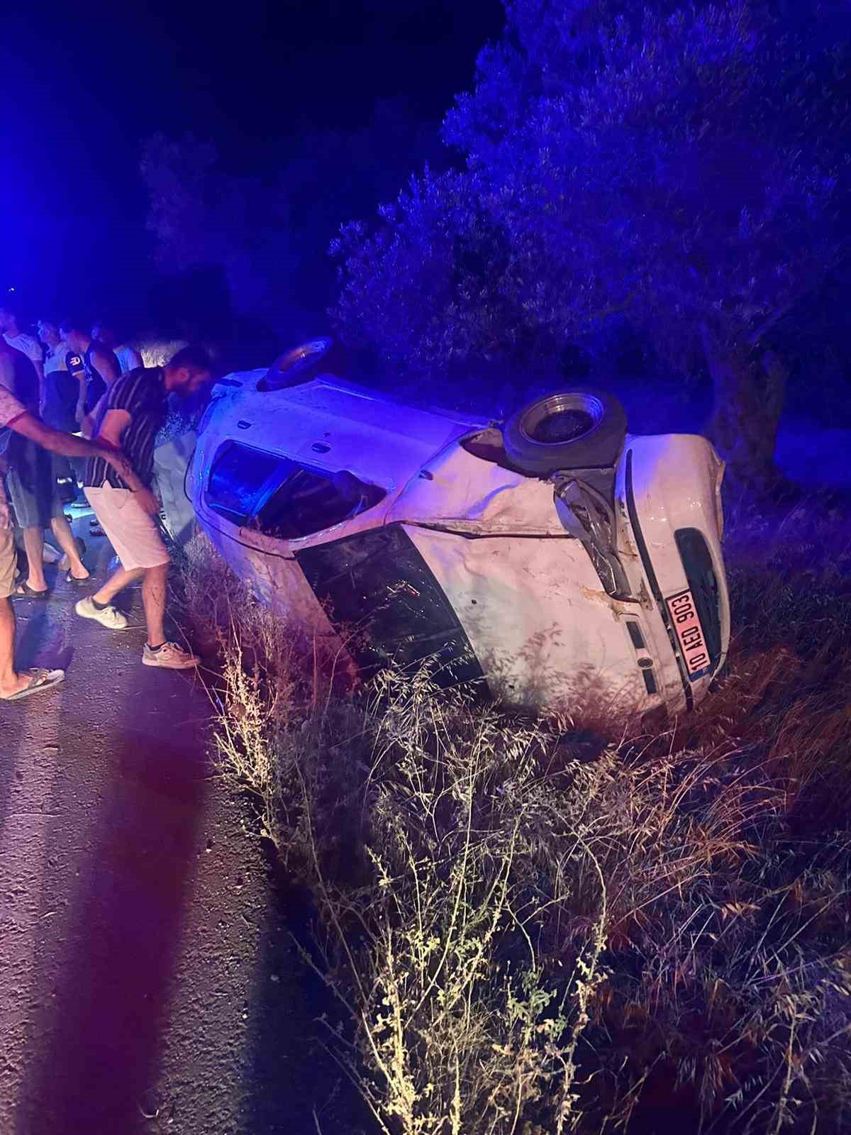 Burhaniye’de otomobil tek taraflı kazaya karıştı: 3 kişi yaralandı