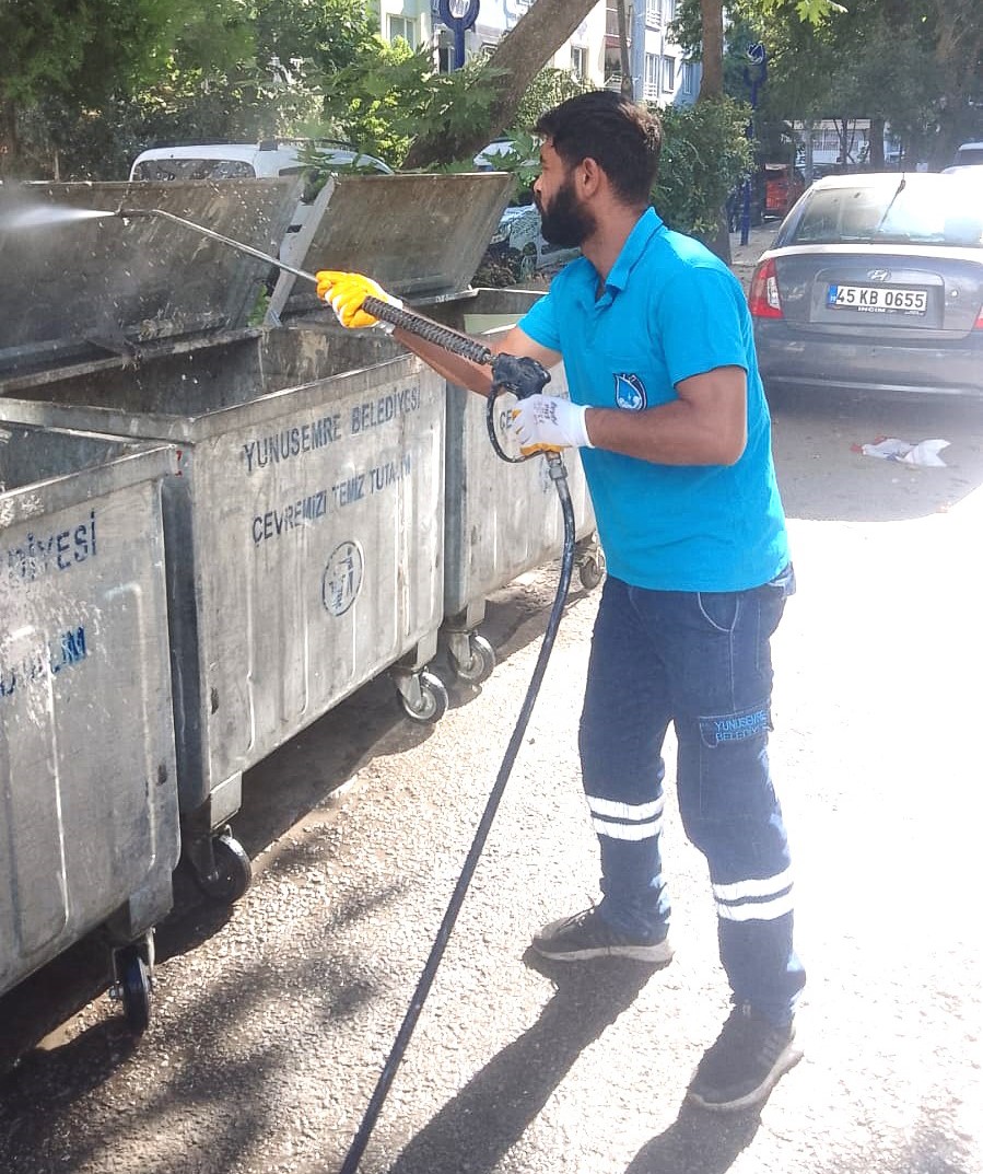 Yunusemre&rsquo;de &ccedil;&ouml;p konteynerleri dezenfekte ediliyor
