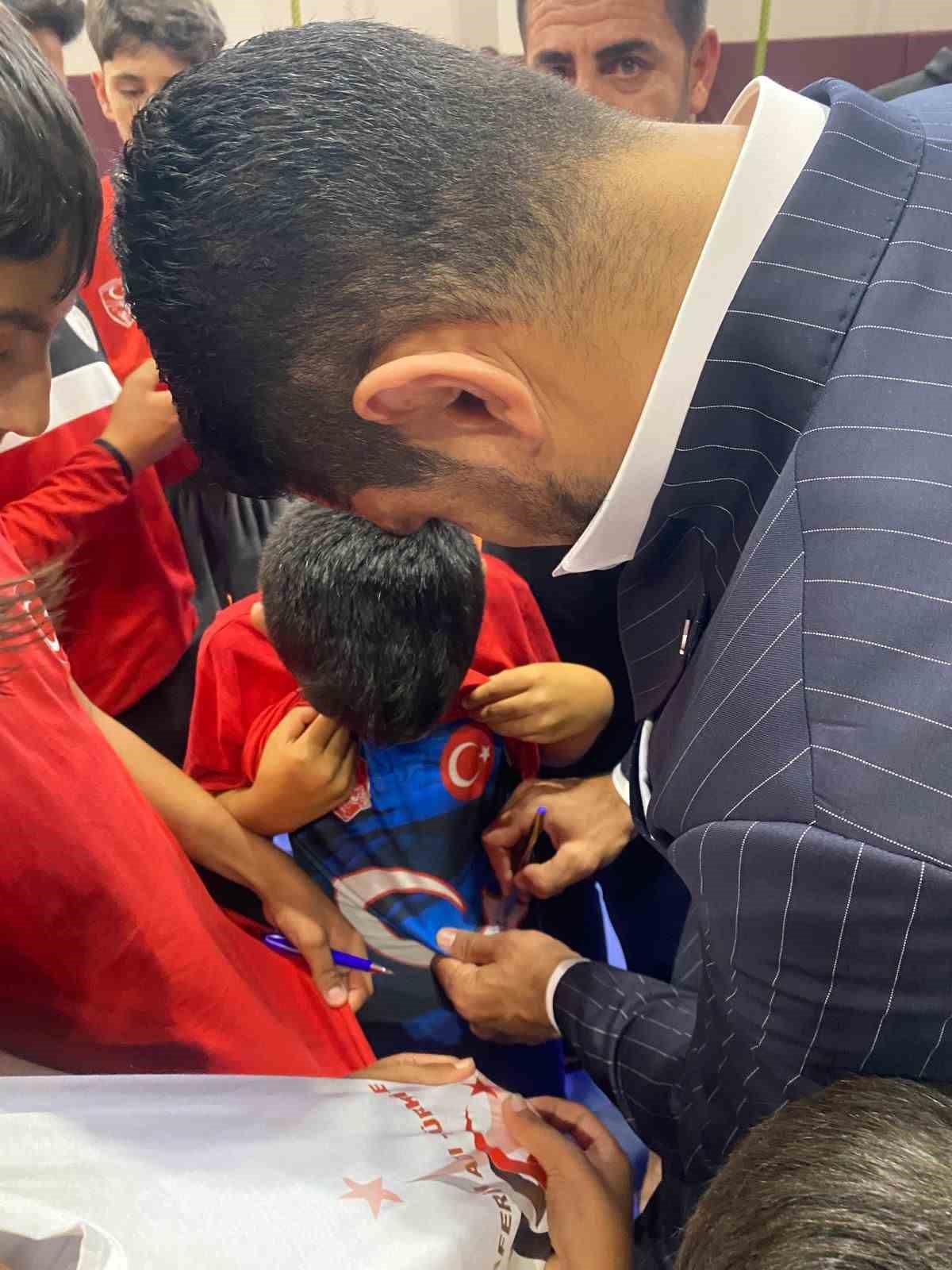 T&uuml;rkiye G&uuml;reş Federasyonu Başkanı Taha Akg&uuml;l, Van Valisi Ozan Balcı&rsquo;yı ziyaret etti
