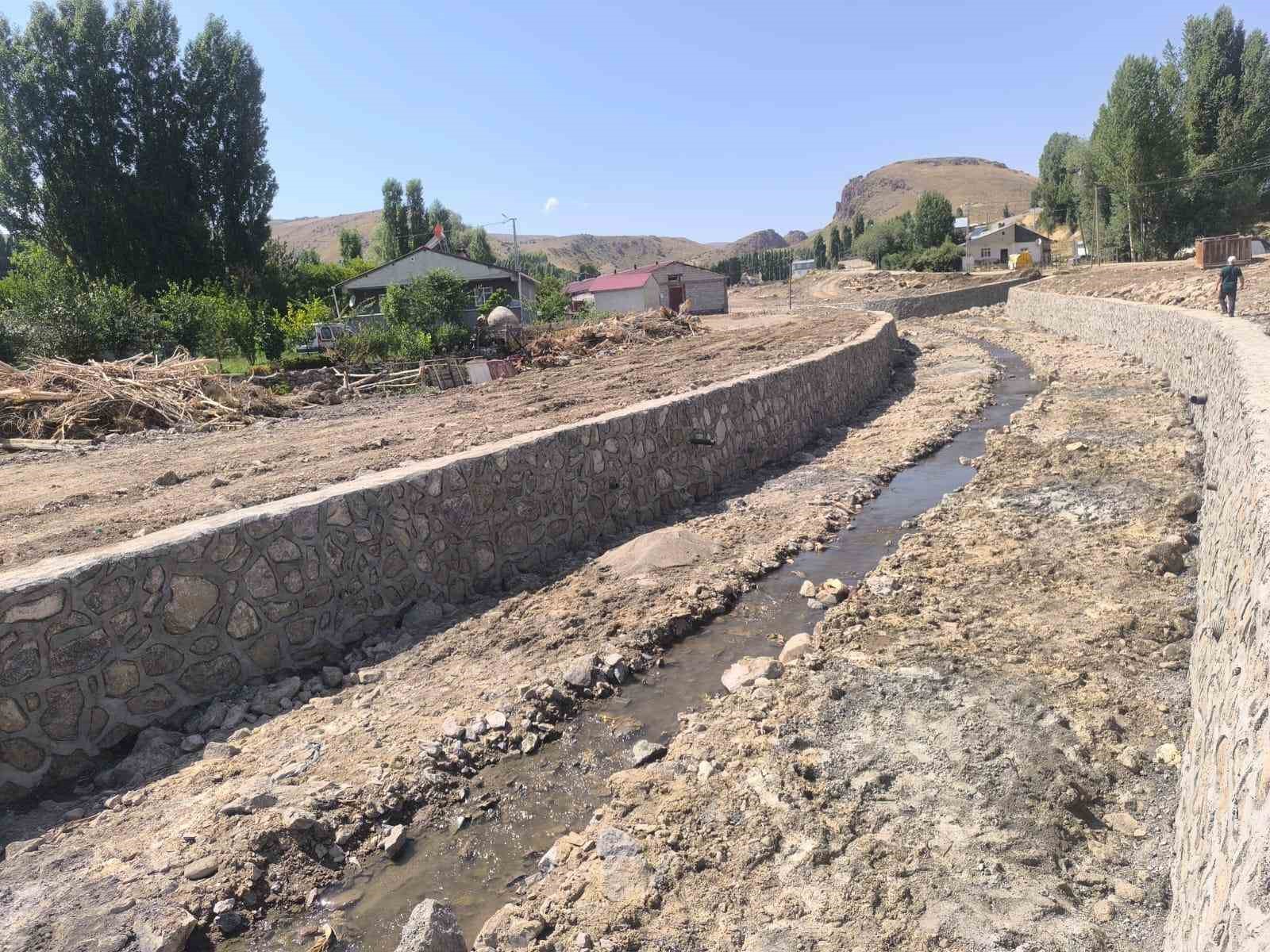DSİ B&ouml;lge M&uuml;d&uuml;r&uuml; Kotan,  y&uuml;r&uuml;t&uuml;len &ccedil;alışmaları yerinde g&ouml;rd&uuml;

