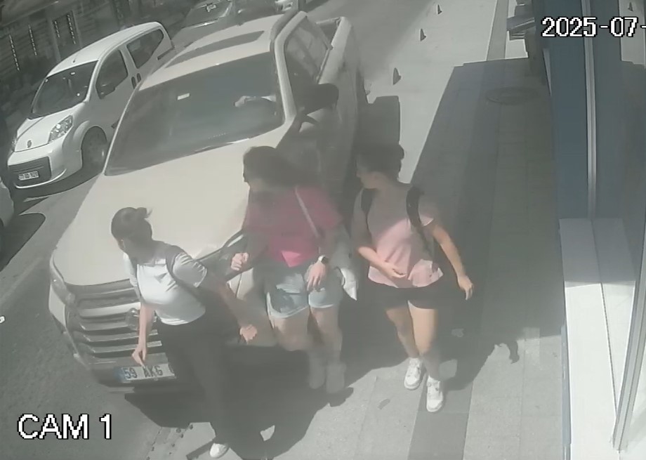 Tekirdağ&rsquo;da arabasıyla kaldırımda iki kişiye &ccedil;arpan alkoll&uuml; doktor tutuklandı
