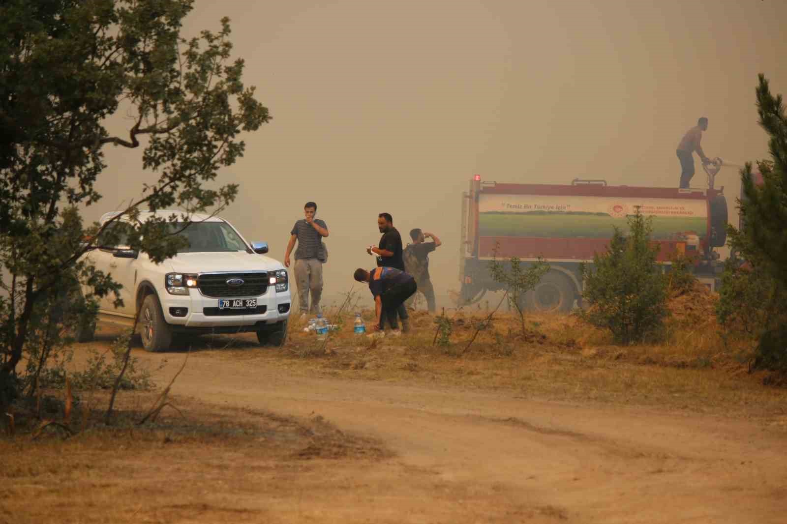 Şiddetli rüzgar alevleri yerleşim yerine yaklaştırmaya devam ediyor