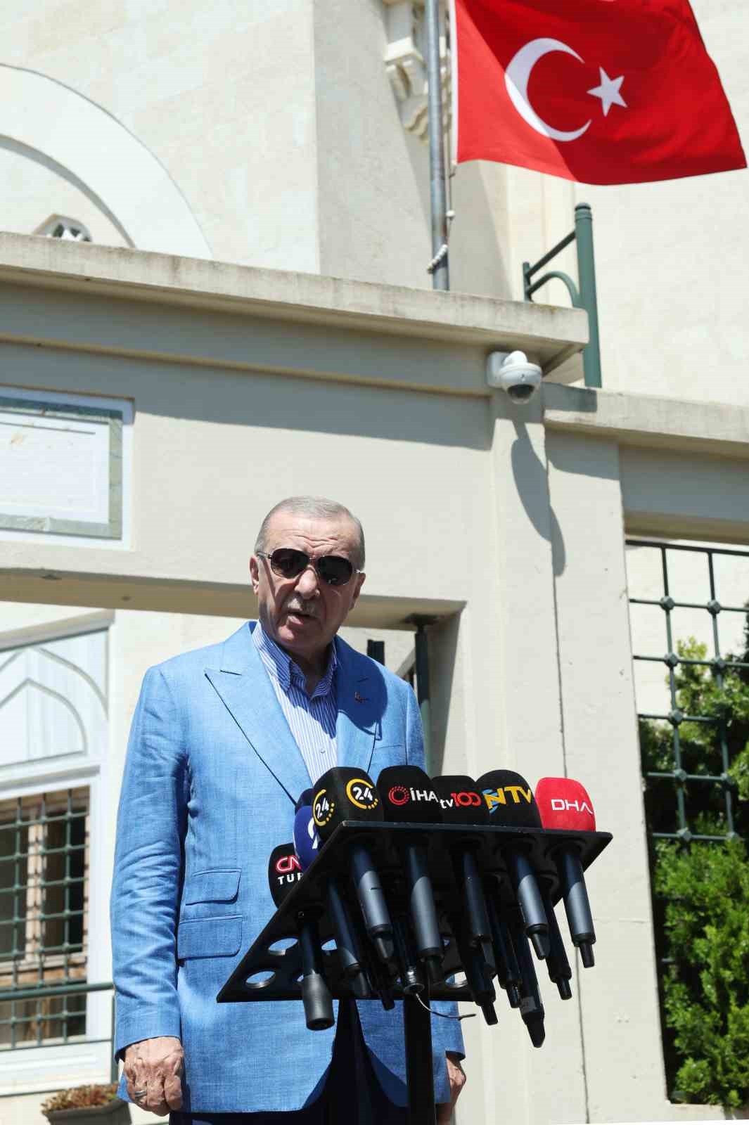 Cumhurbaşkanı Erdoğan: "Bu hafta i&ccedil;erisinde Putin&rsquo;le ve Trump&rsquo;la g&ouml;r&uuml;şmeler yapmak suretiyle bu liderleri bir araya İstanbul&rsquo;da getirebilir miyiz, bunun gayreti i&ccedil;erisinde olacağız"
