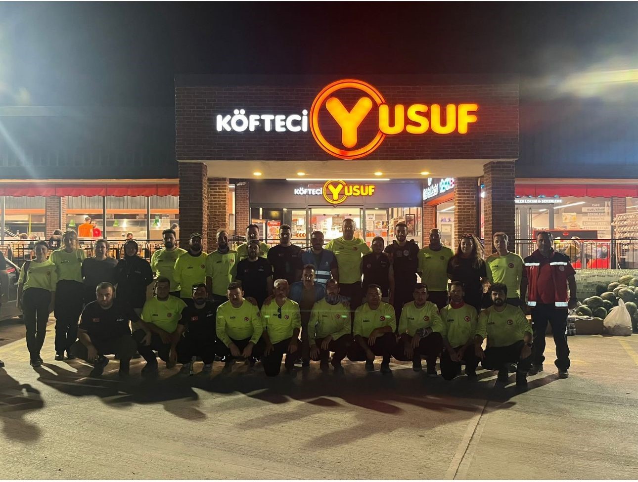 Köfteci Yusuf, yangınla mücadele eden ekiplere kapılarını açtı