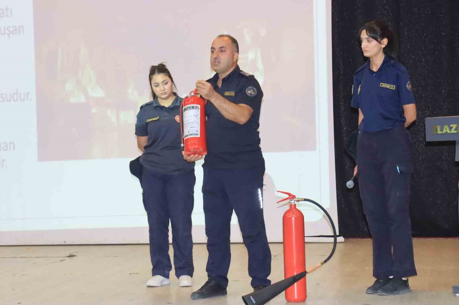Elazığ Belediyesi muhtarlara ilk yardım ve yangın s&ouml;nd&uuml;rme t&uuml;p&uuml; dağıttı
