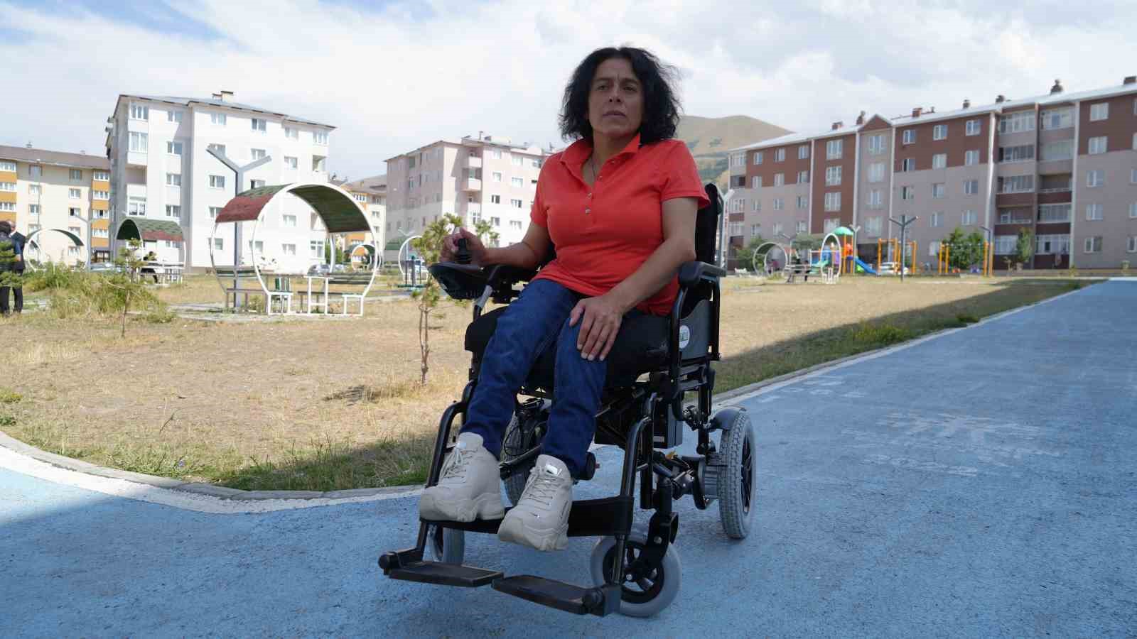 Erzurum Büyükşehir Belediyesi, darp edilen engelli kadına akülü araç hediye etti
