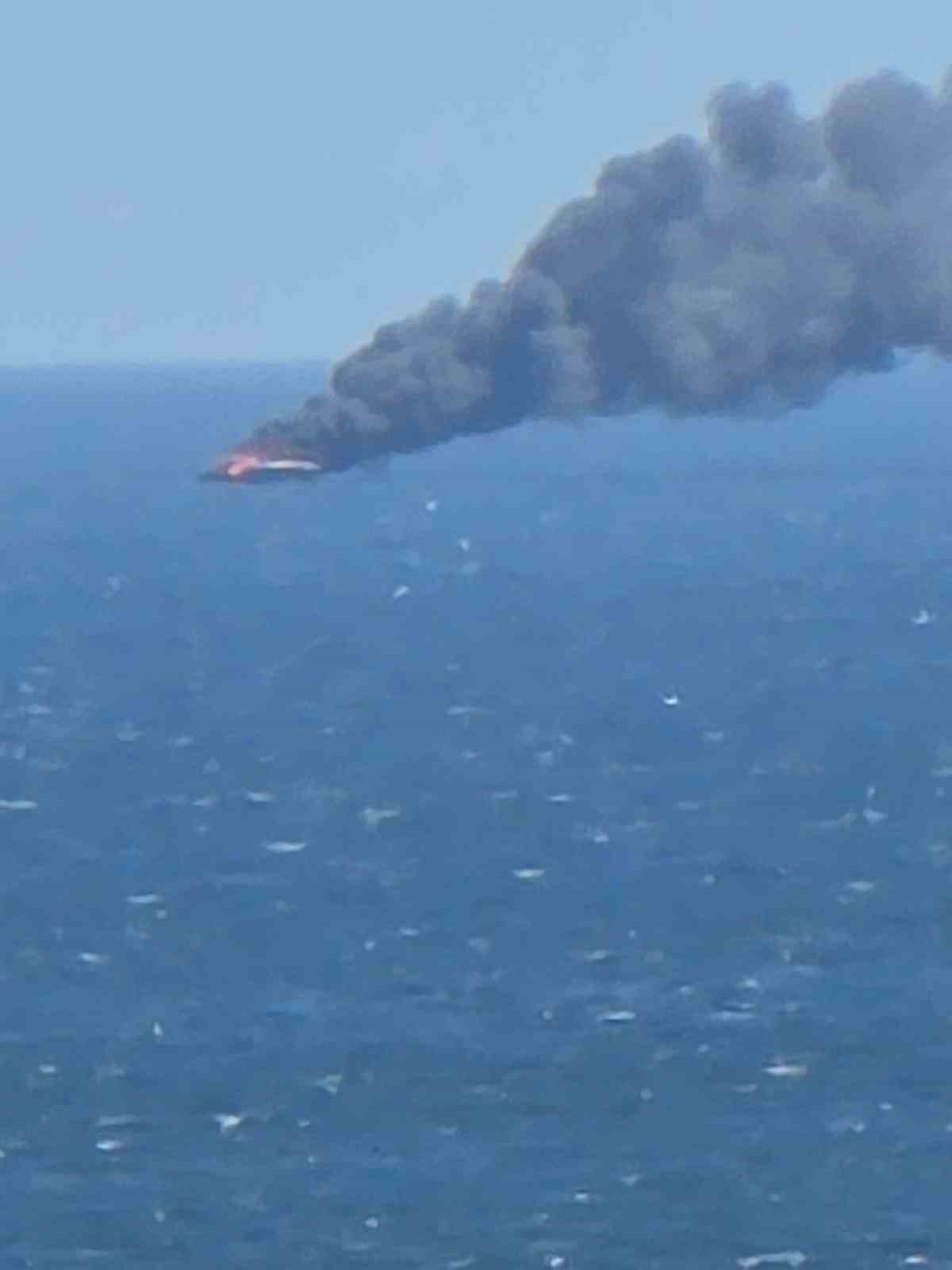 Kınalıada açıklarında teknede yangın paniği: 16 kişi denize atladı