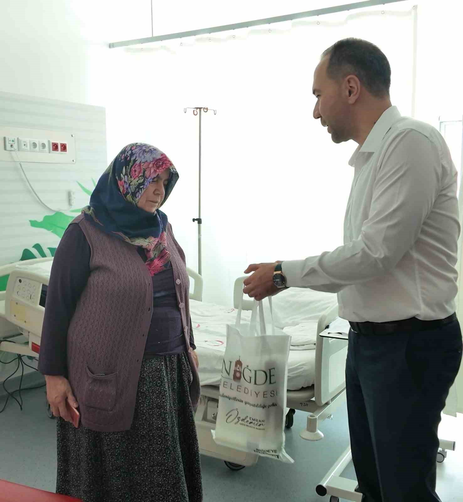 Niğde Belediyesi&rsquo;nden hastalara &rsquo;Ge&ccedil;miş Olsun &Ccedil;antası&rsquo;
