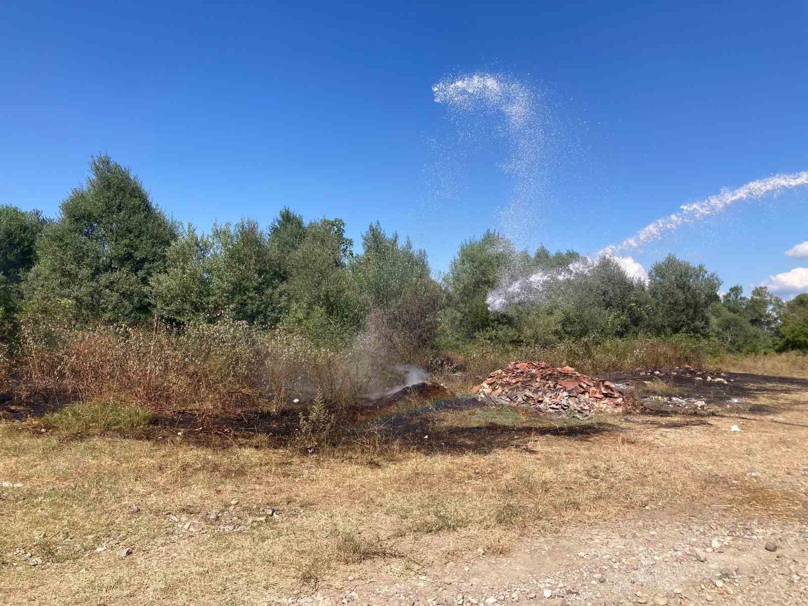 Kavak&rsquo;ta ot yangını korkuttu
