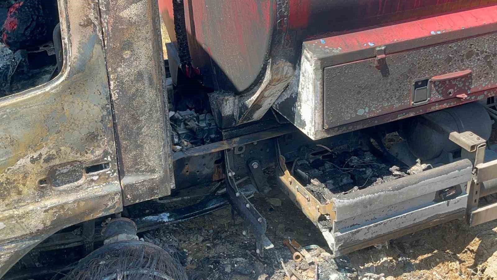 Orman yangınından geriye alevlerin erittiği karpuzlar ve simsiyah baret kaldı
